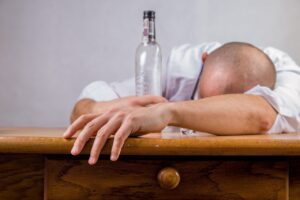 二日酔いが引き起こす口臭の原因とは？